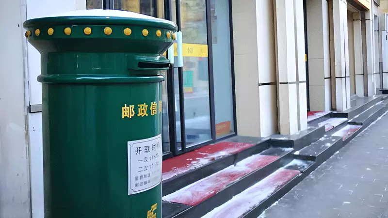 Aplikacenových materiálů při výrobě poštovníchnovinových krabic